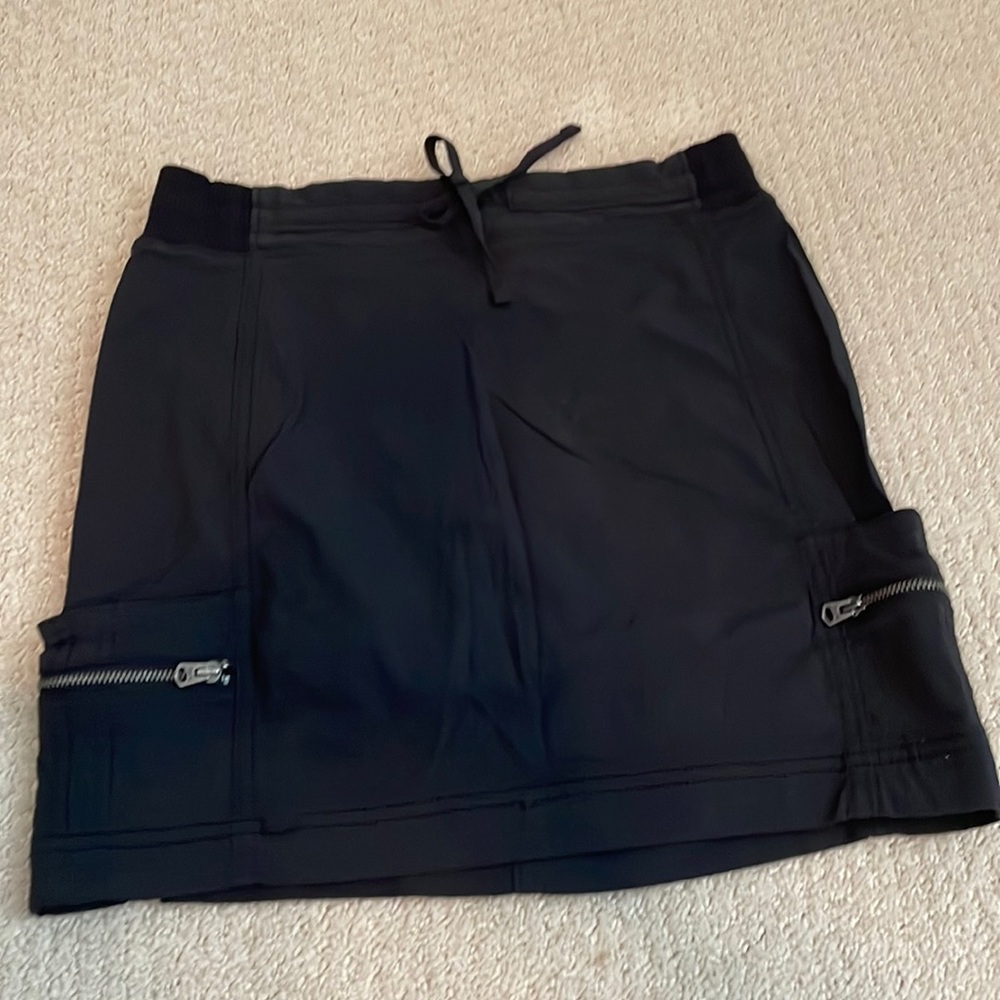 Athleta skirt in black with pockets and zipped pockets in Sz 2.In new condition
